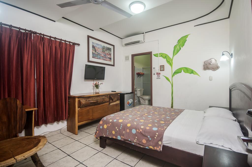 Cadillac Rock Beach Hotel Хако Номер фото